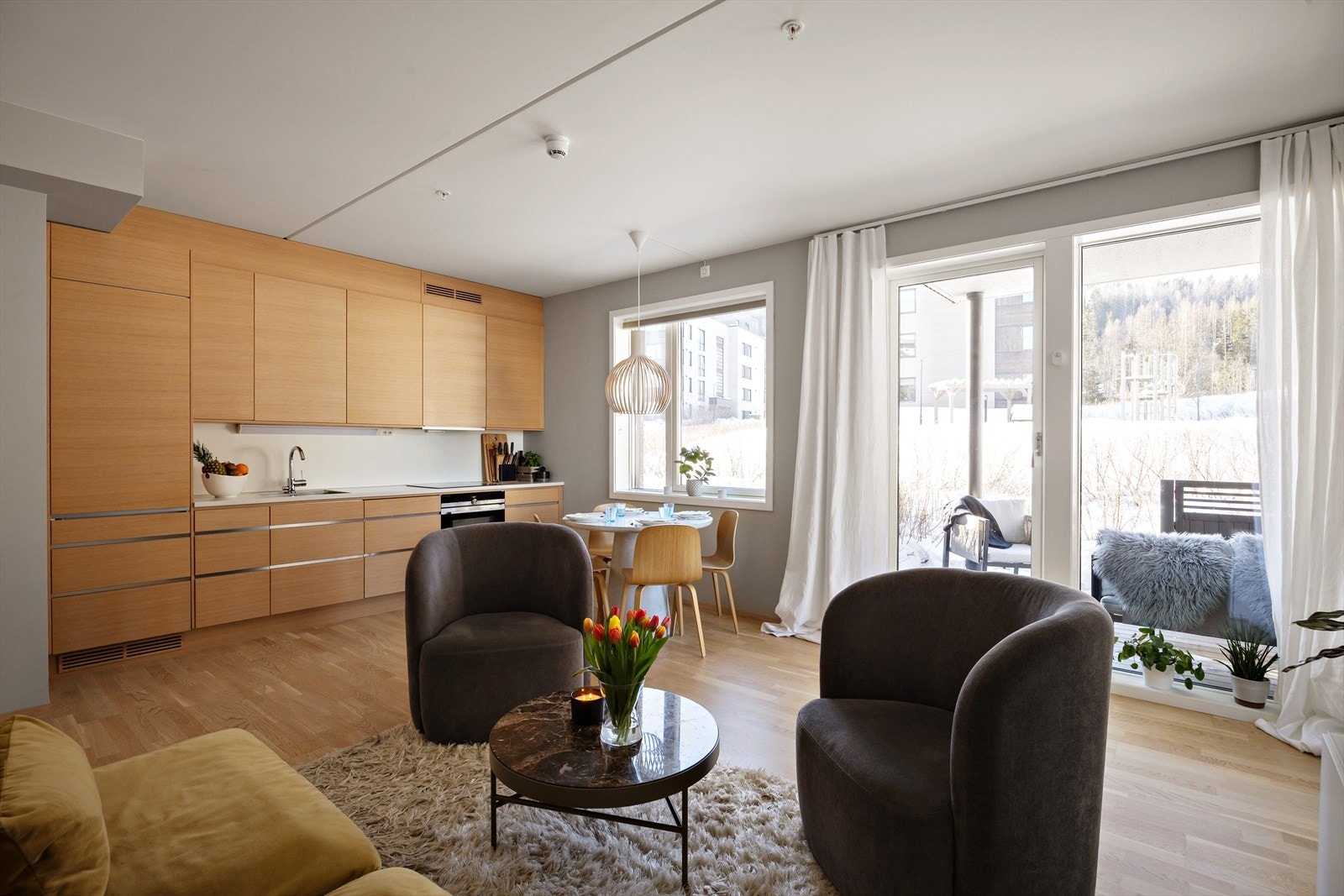 Her får du et innbydende og moderne hjem med gode lysforhold og velholdt standard. Galleribilde