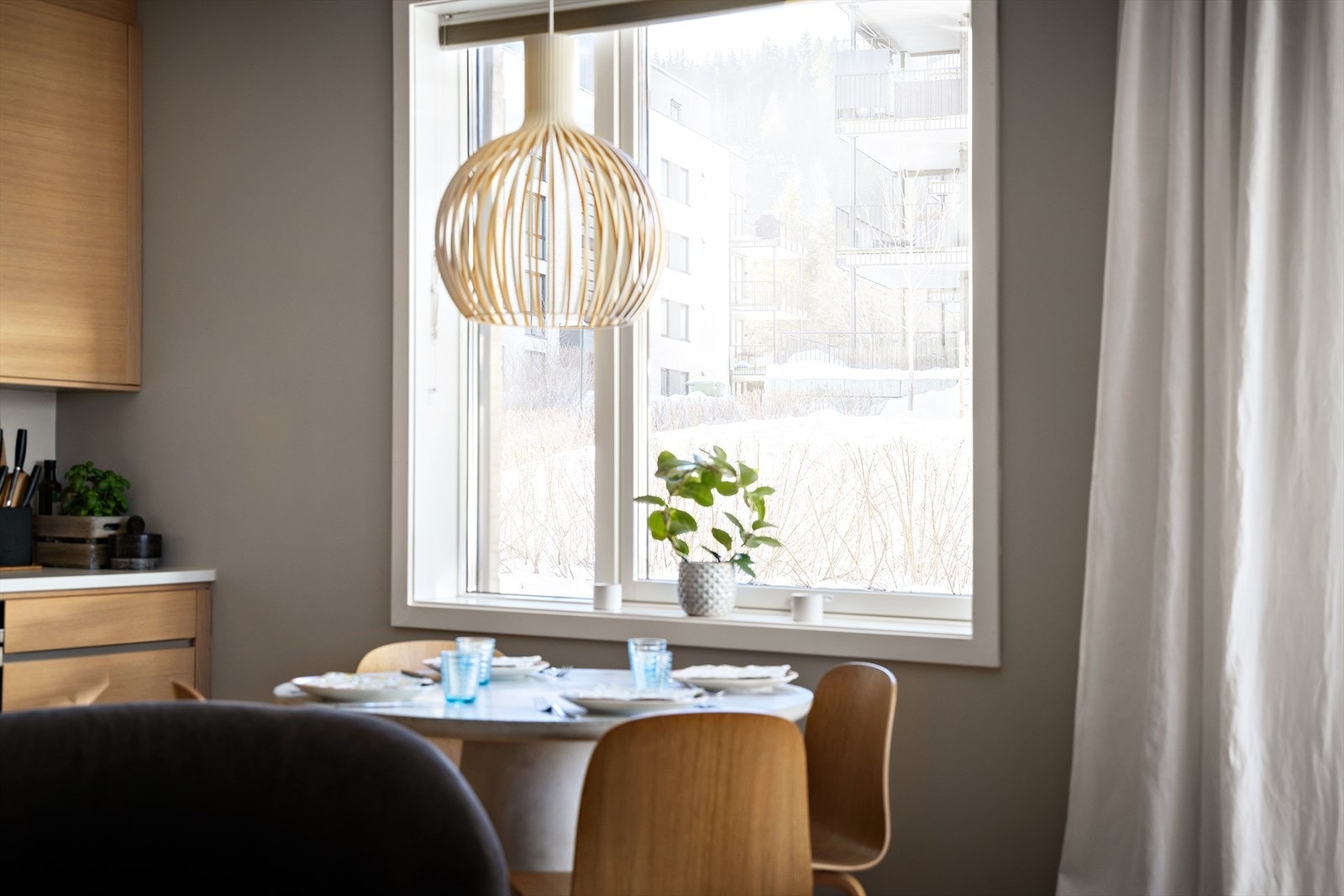 Hyggelig spiseplass ved vindu med fint utsyn. Galleribilde