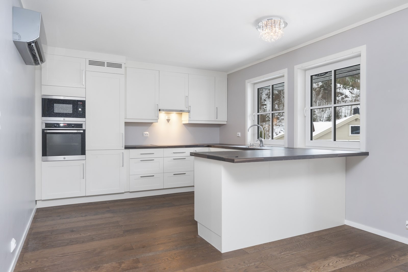 Stort kjøkken med hvite fronter Galleribilde