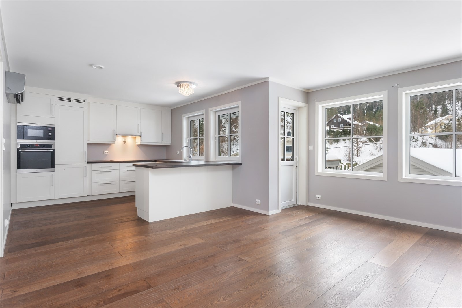 Store vinduer som sikrer rikelig med dagslys Galleribilde