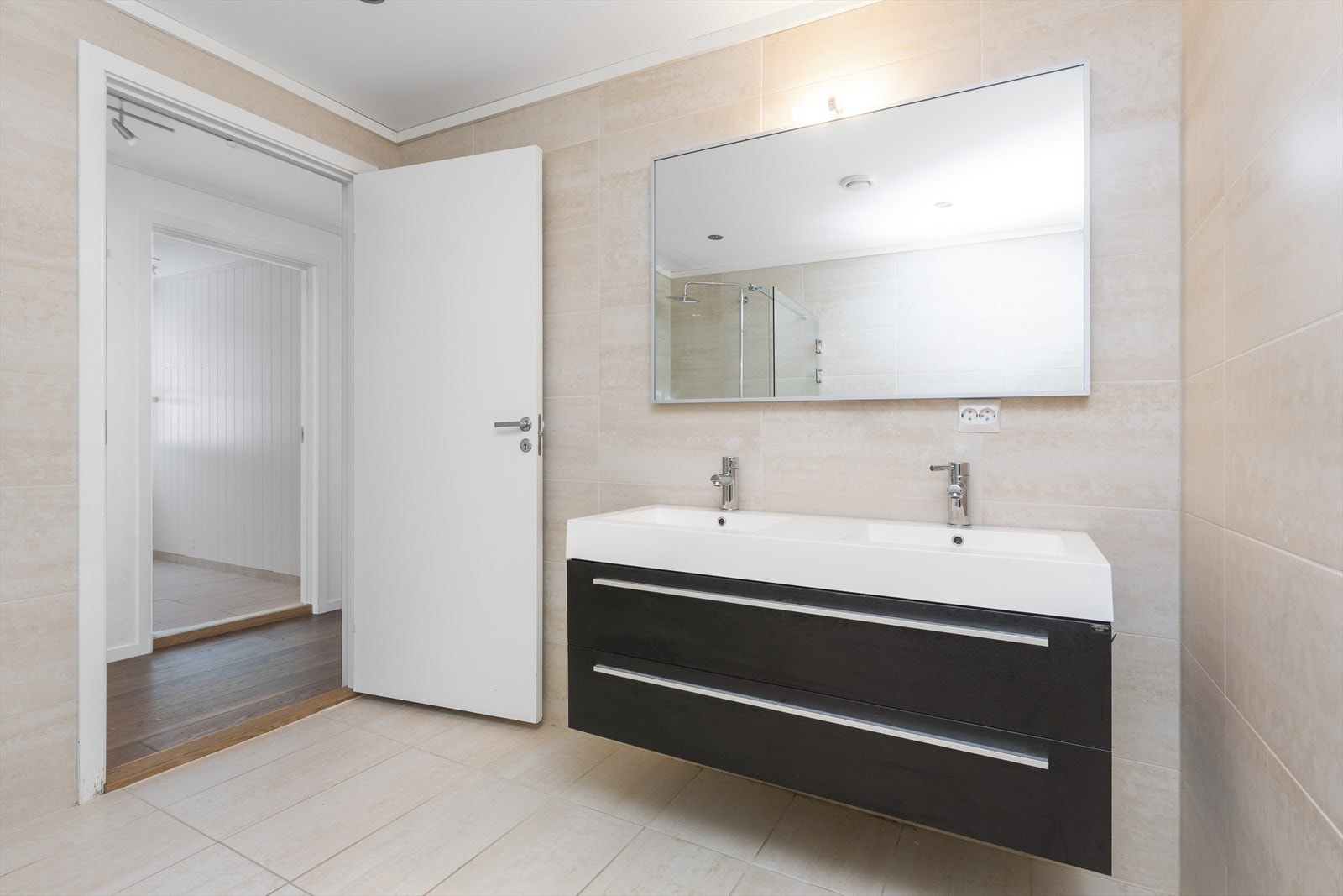 Romslig moderne bad Galleribilde