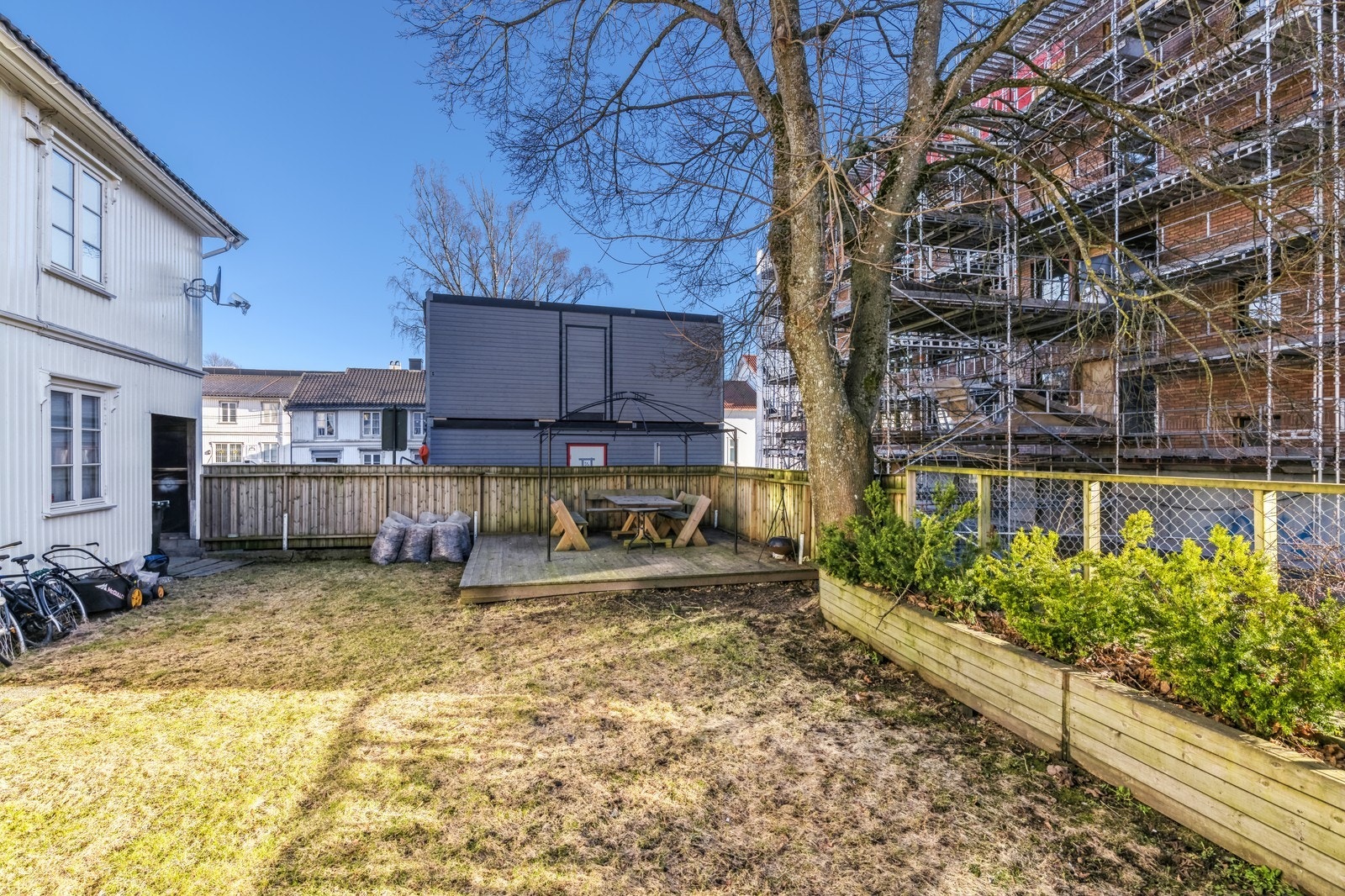 Felles uteplass med hage og terrasse Galleribilde