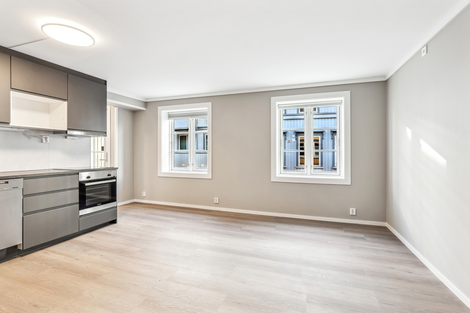 Stue- og kjøkkenløsning. Store vinduer som slipper inn mye lys! Galleribilde