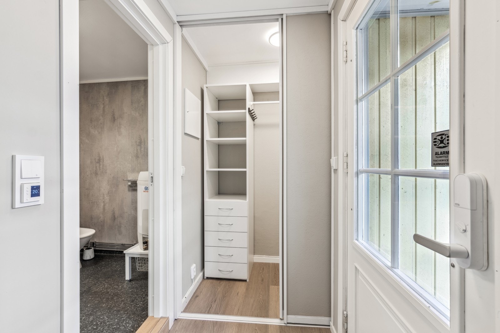 Gang med garderobeskap Galleribilde