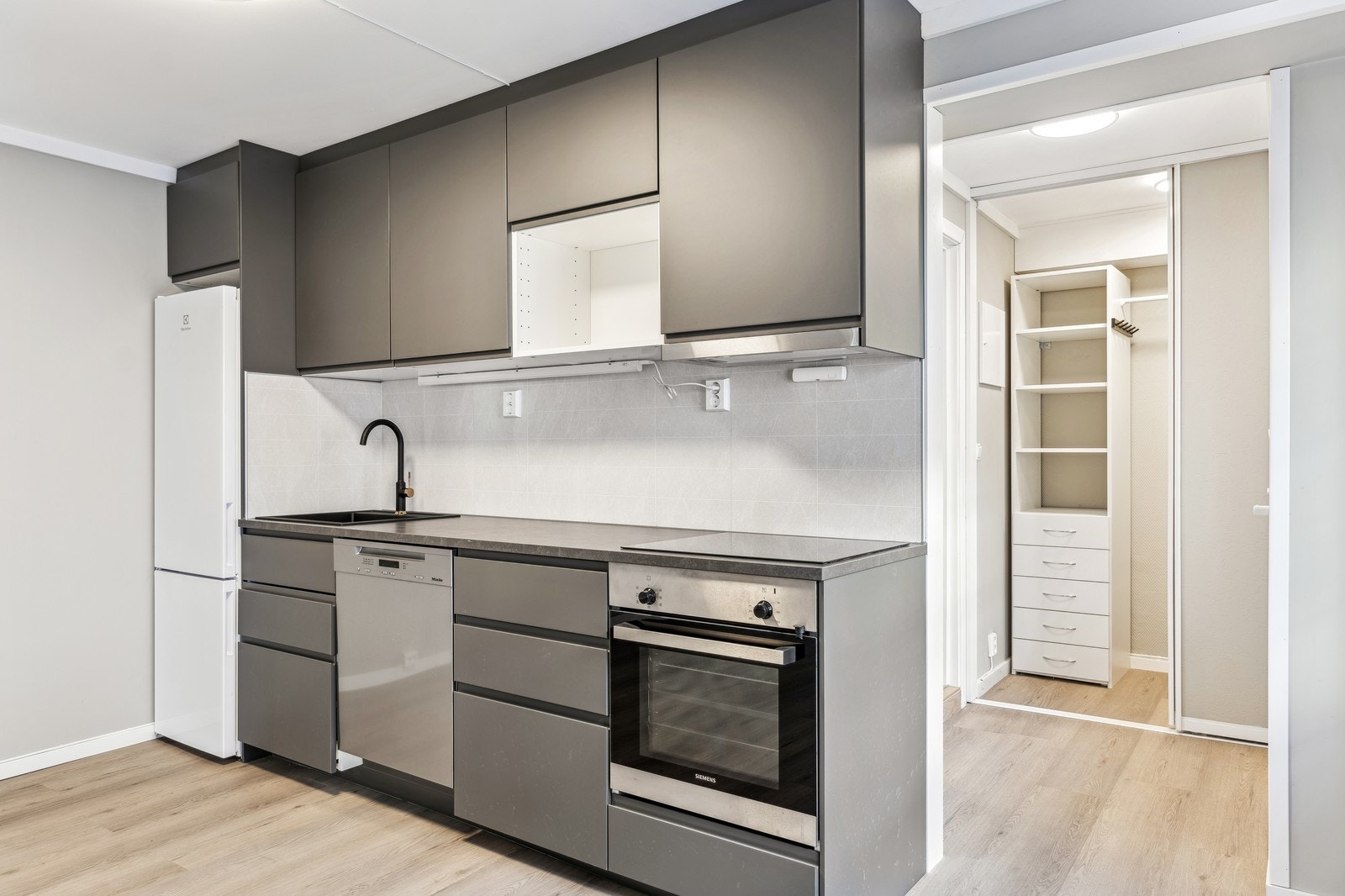 Kjøkken med integrerte hvitevarer Galleribilde