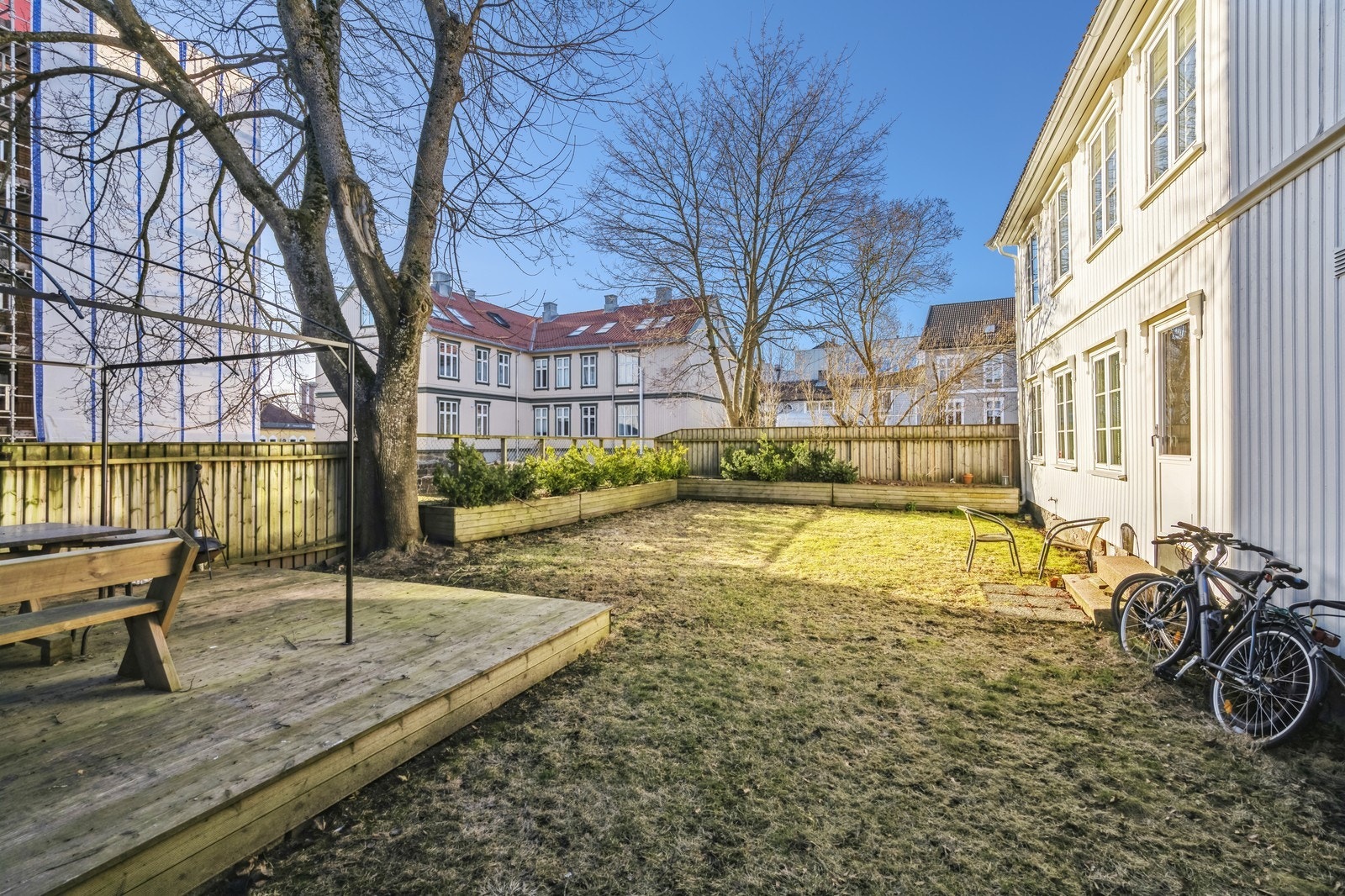 Felles uteplass med hage og terrasse Galleribilde