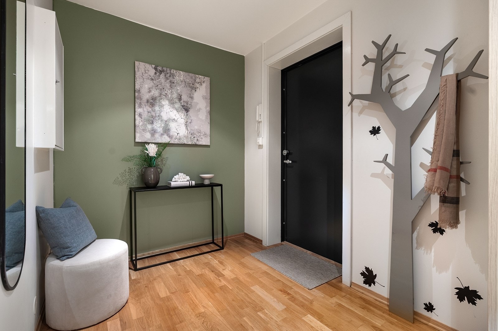 Praktisk entré med adkomst til bad/vaskerom. Galleribilde