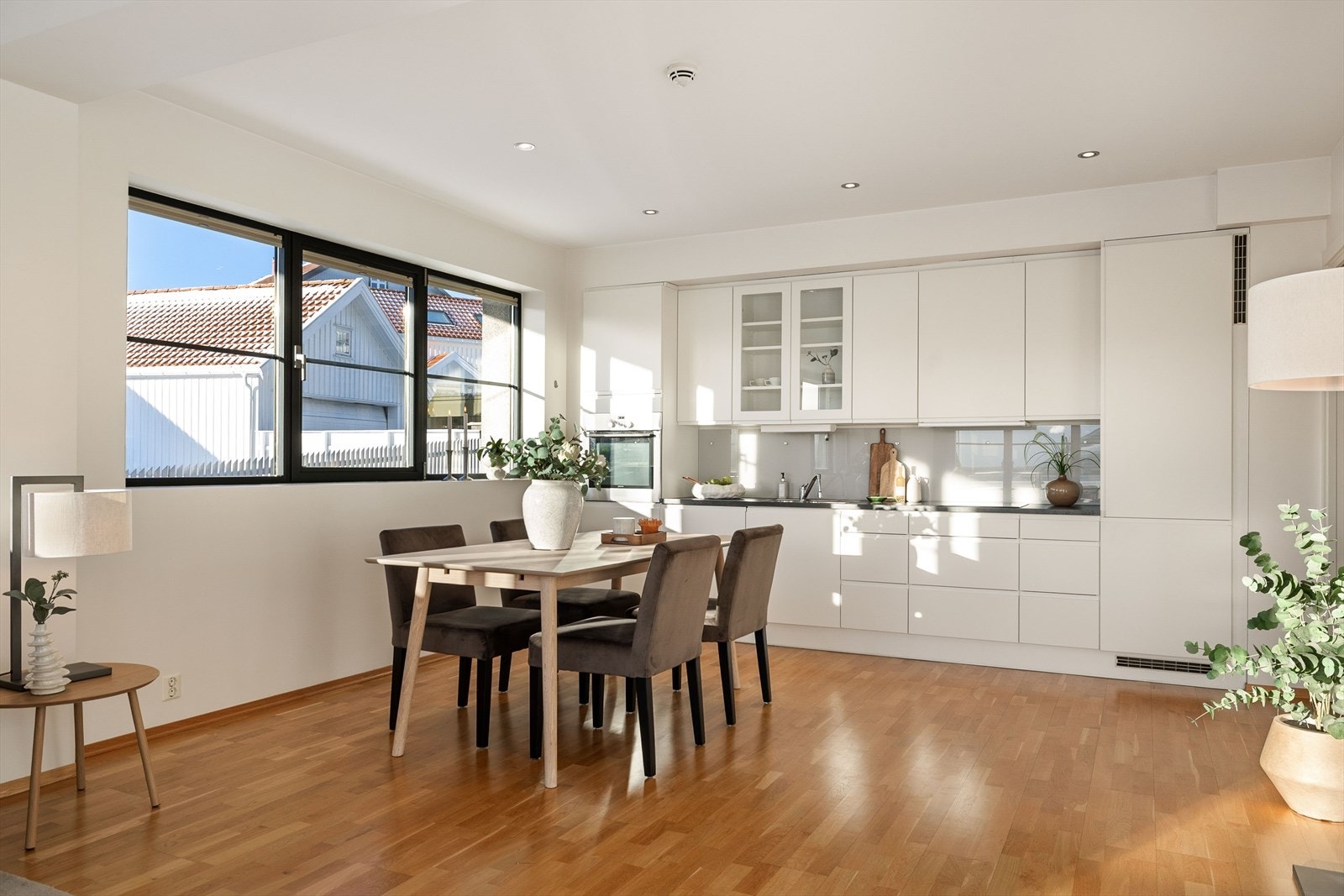 Moderne kjøkken fra JKE Design med integrerte hvitevarer. Galleribilde