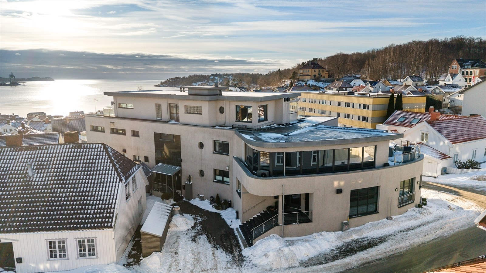 Moderne og velholdt bygg med flott beliggenhet Galleribilde