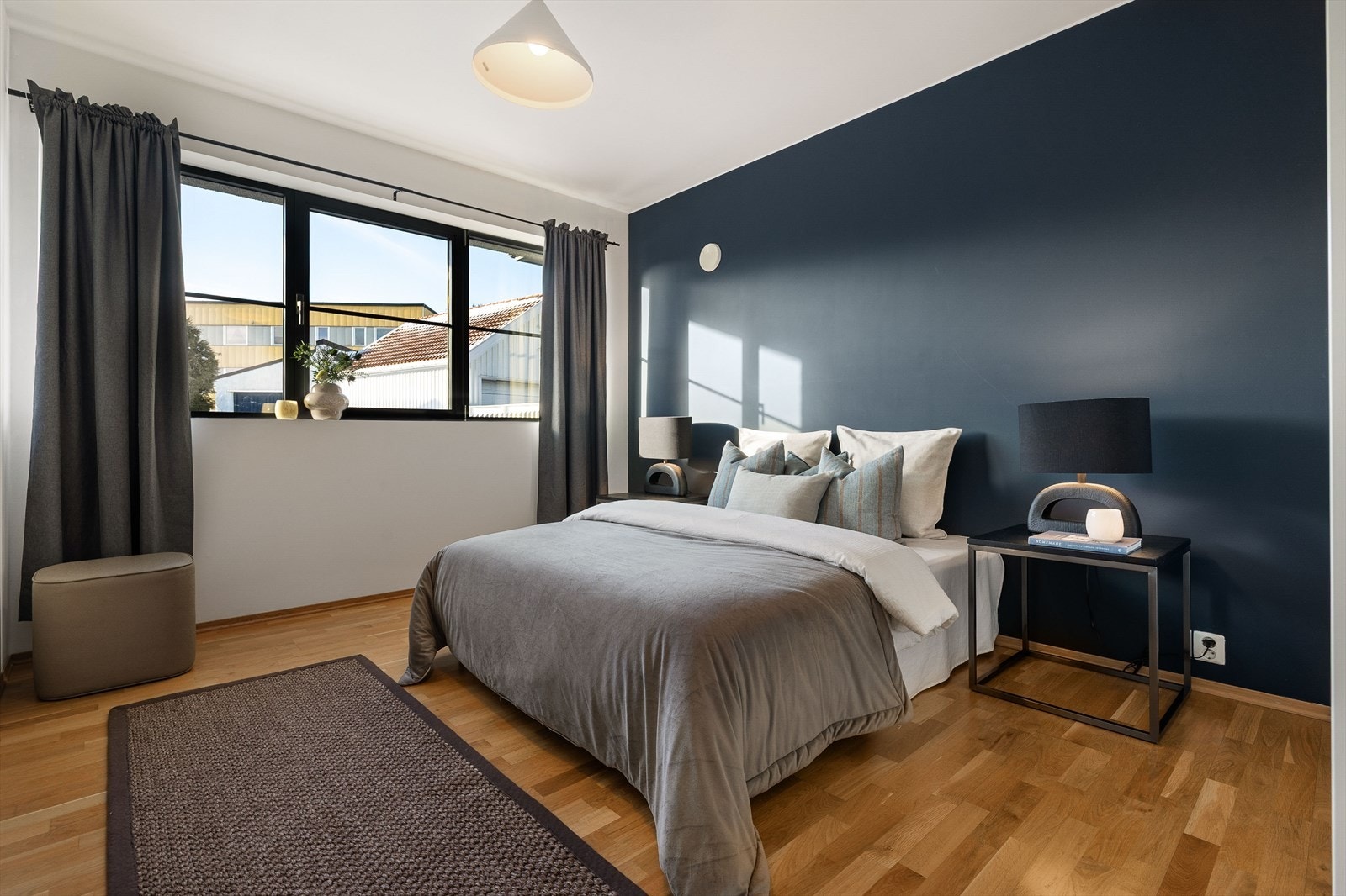 Luftig soverom med god plass til oppbevaring. Galleribilde