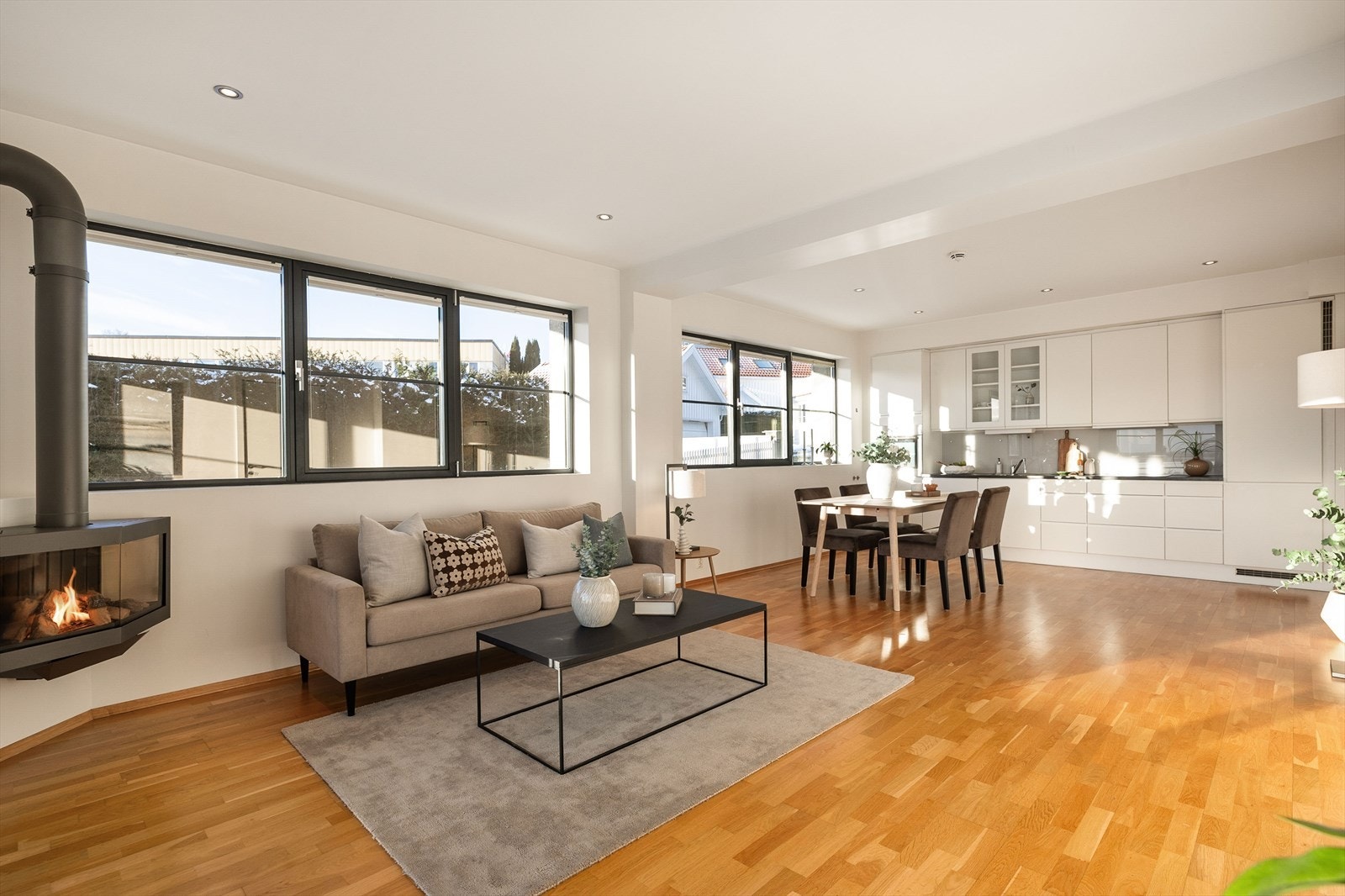 Gjennomgående parkett og malte overflater gir et moderne uttrykk. Galleribilde