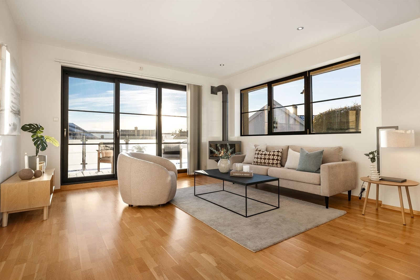 Lys og innbydende stue med åpen løsning mot kjøkken. Galleribilde