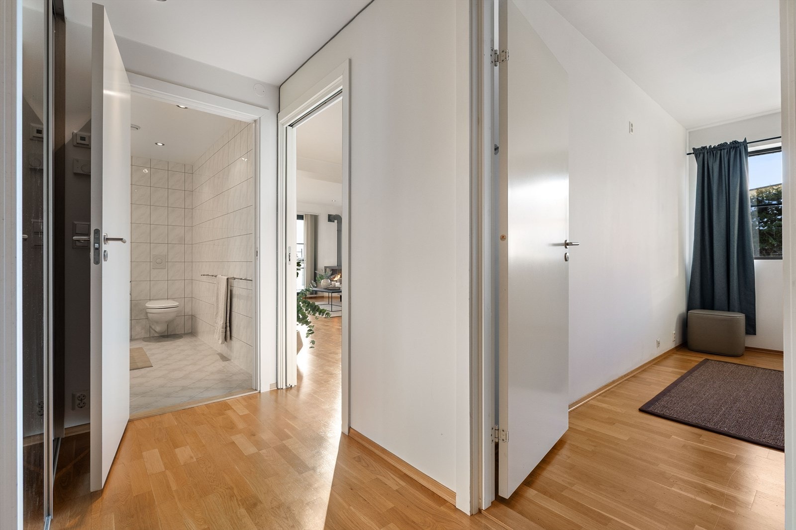 Parkett på gulvflater og fliser på baderom. Galleribilde