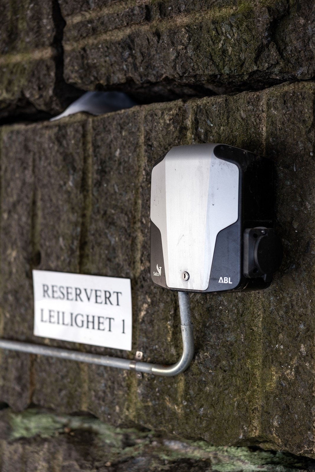 El-bil lader på parkeringsplassen Galleribilde