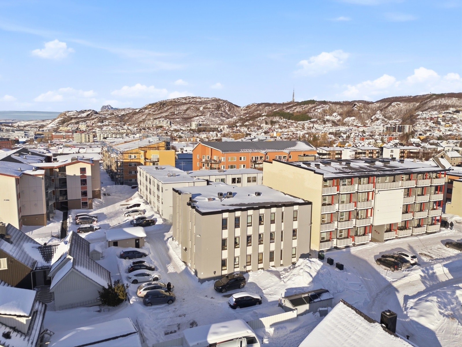 Felles oppstillingsplass med parkering for andelseiere, samt felles elbillader til disposisjon. Galleribilde