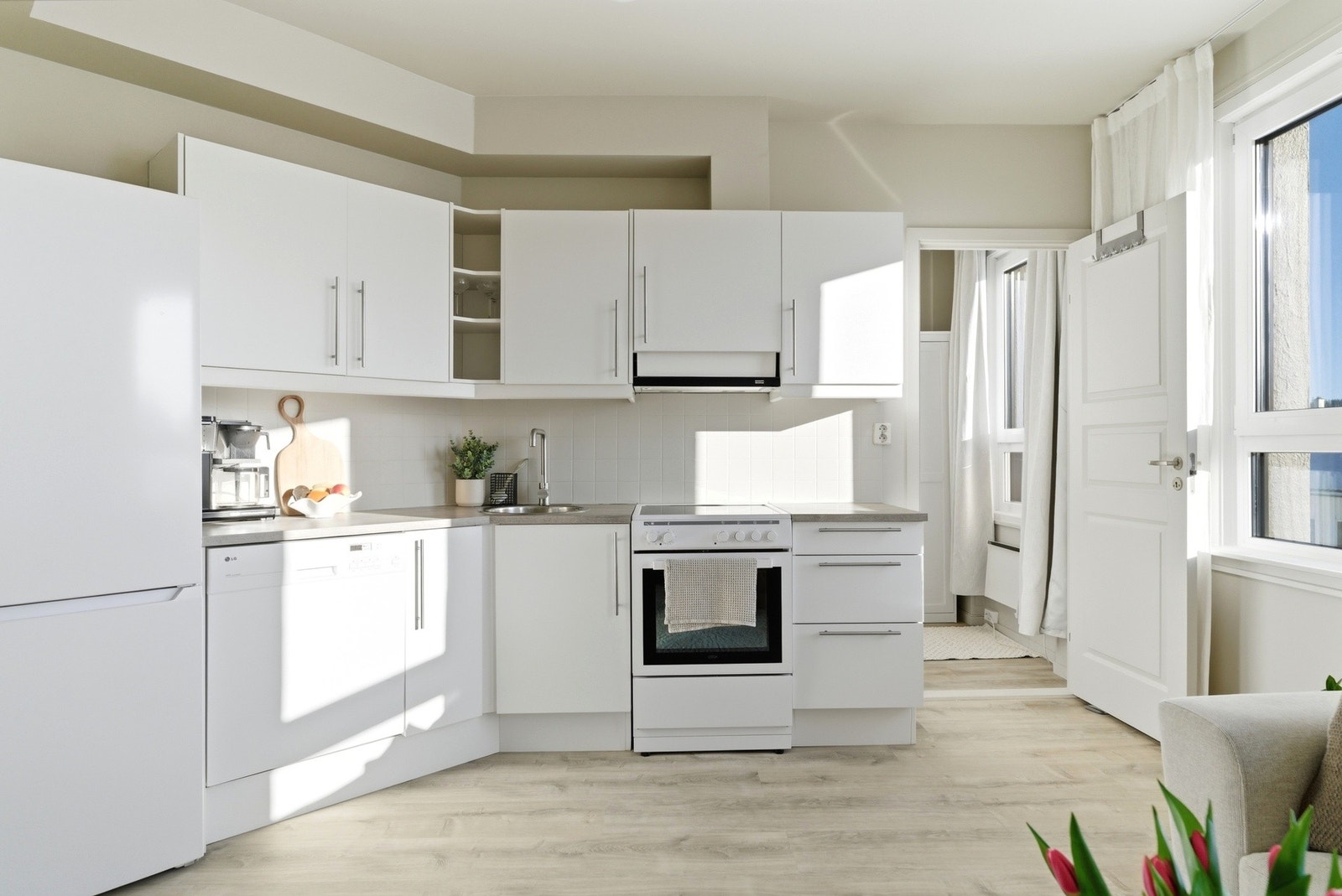 Stilrent design med slette hvite fronter, samt godt med skap og benkeplass. Galleribilde