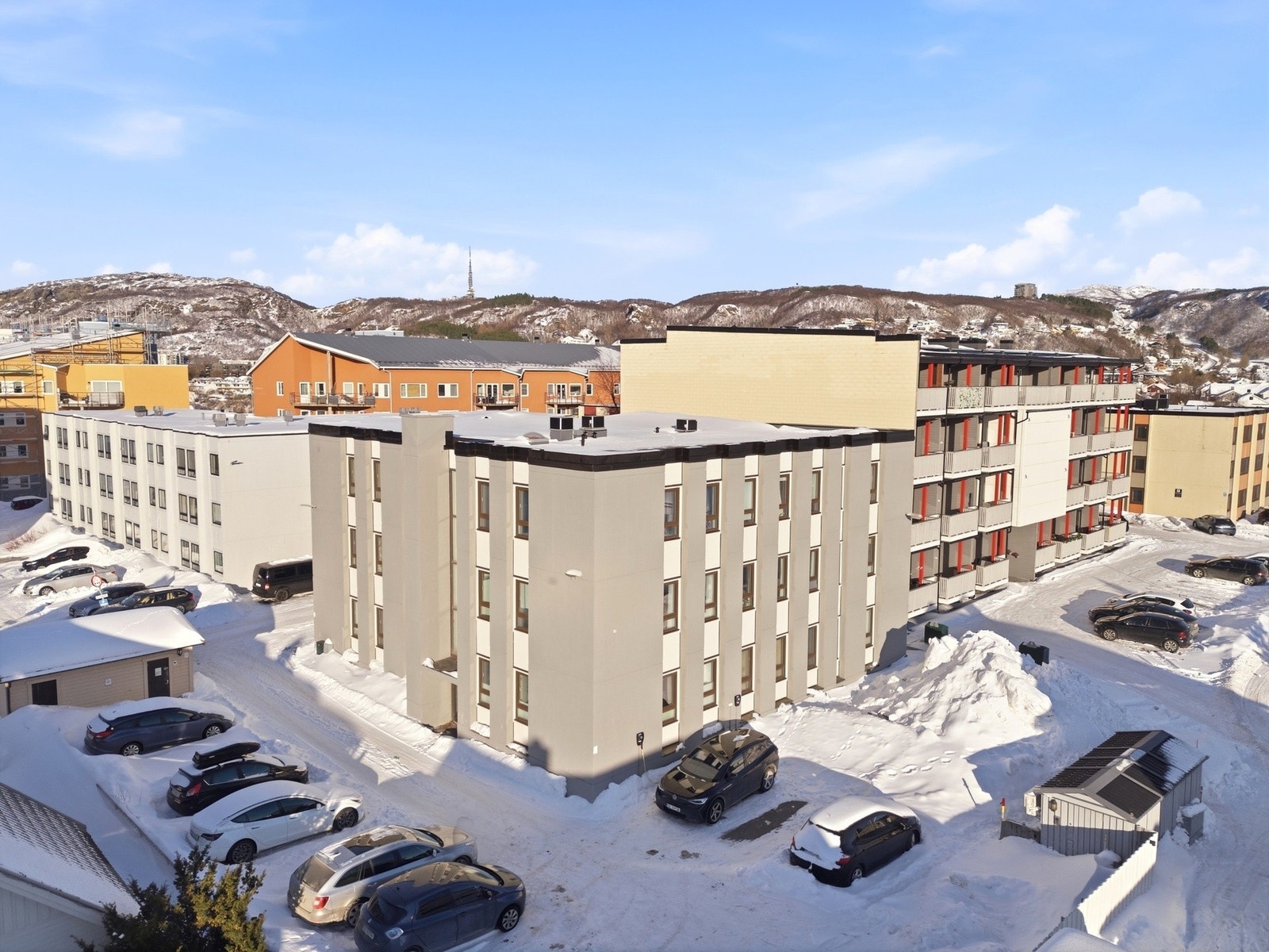 Bygget ble modernisert og ombygget i 2006 - og i 2012 ble taktekking og vinduer skiftet. Galleribilde