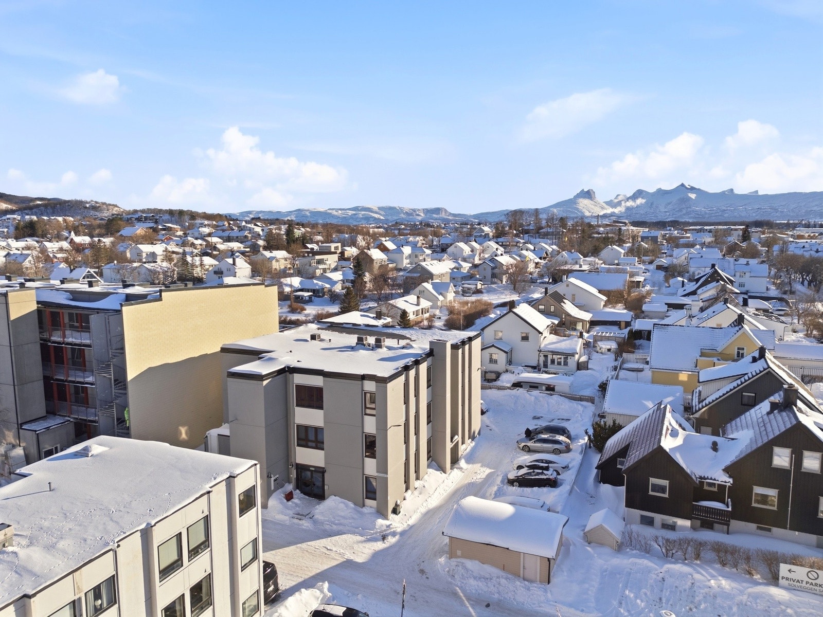 Boligen har en flott beliggenhet midt i Rønvika med kort vei til blant annet Bodø sentrum, dagligvare og treningssenter. Galleribilde