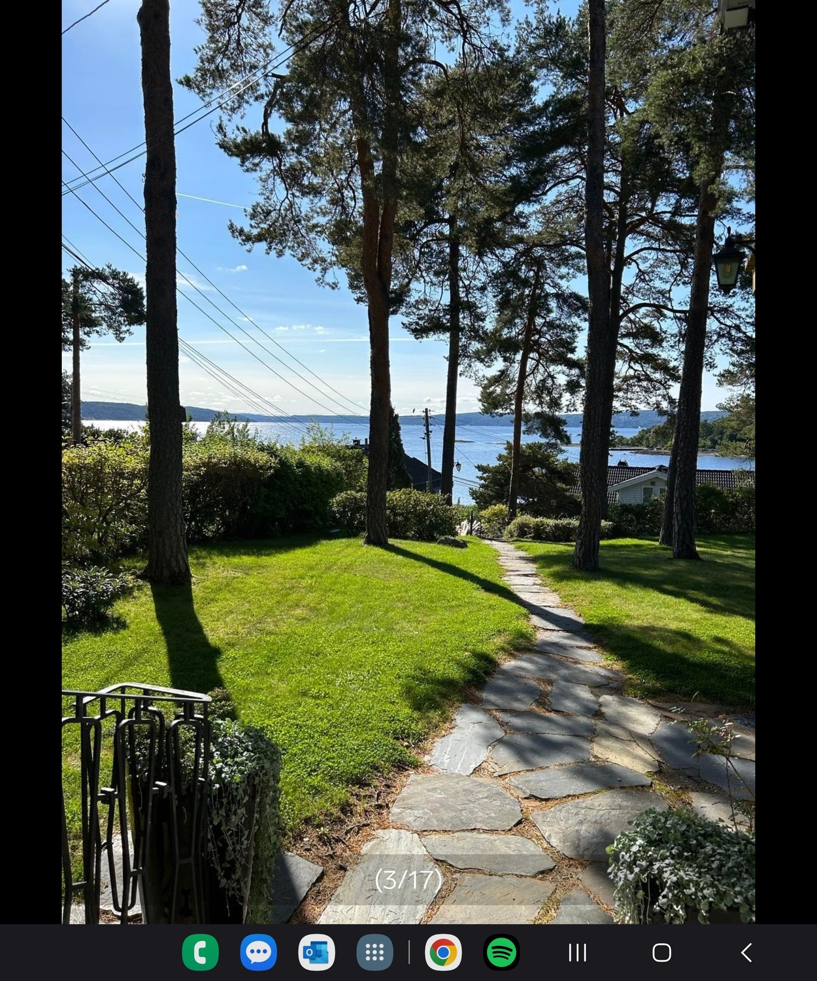 Utsikt fra inngangen til hybelen med adkomst. Galleribilde