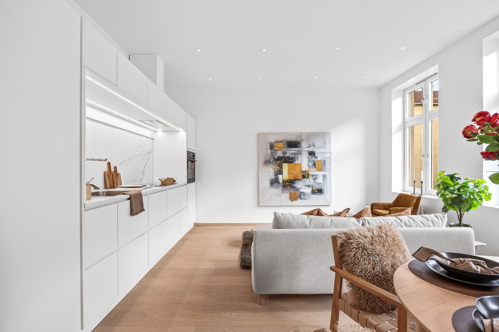 Kjøkkenet har belysning og stikkontakter under høyskapene. Galleribilde