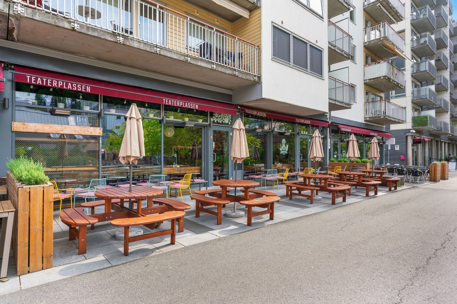 Grønland Torg har optiker, Fretex, Apotek, Vinmonopolet, bakerier, restauranter og kafeer. Galleribilde