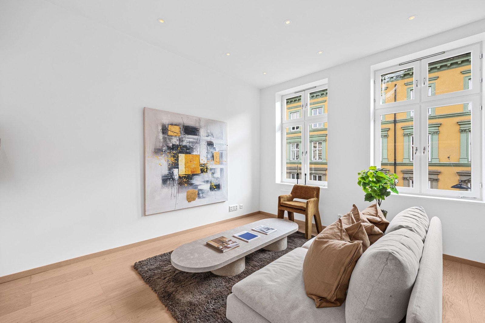 Moderne og lys stue med åpen stue- og kjøkkenløsning. Galleribilde