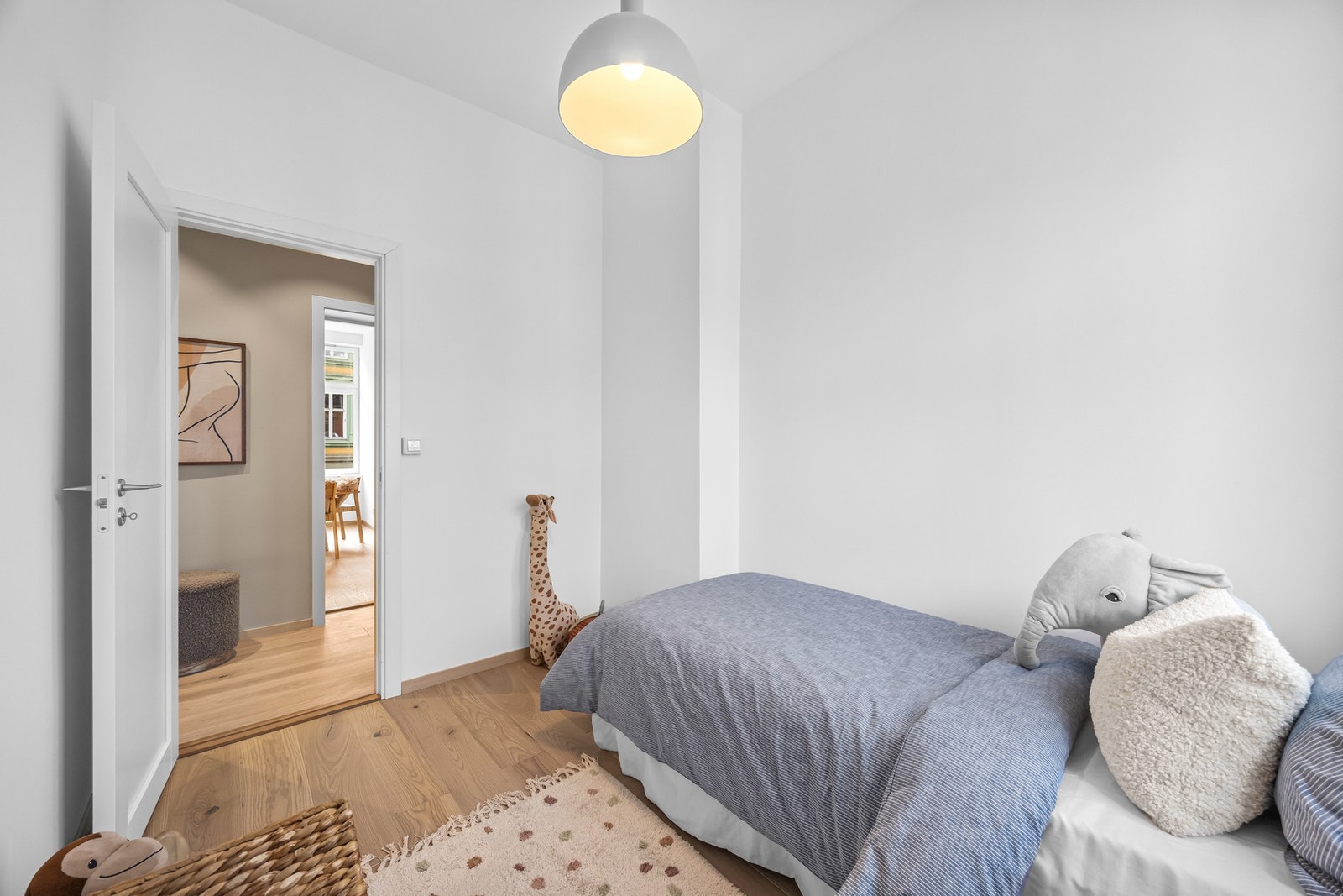 Mulighet til å sette inn seng, kommode og evt. hylleløsning til leker og bøker. Galleribilde