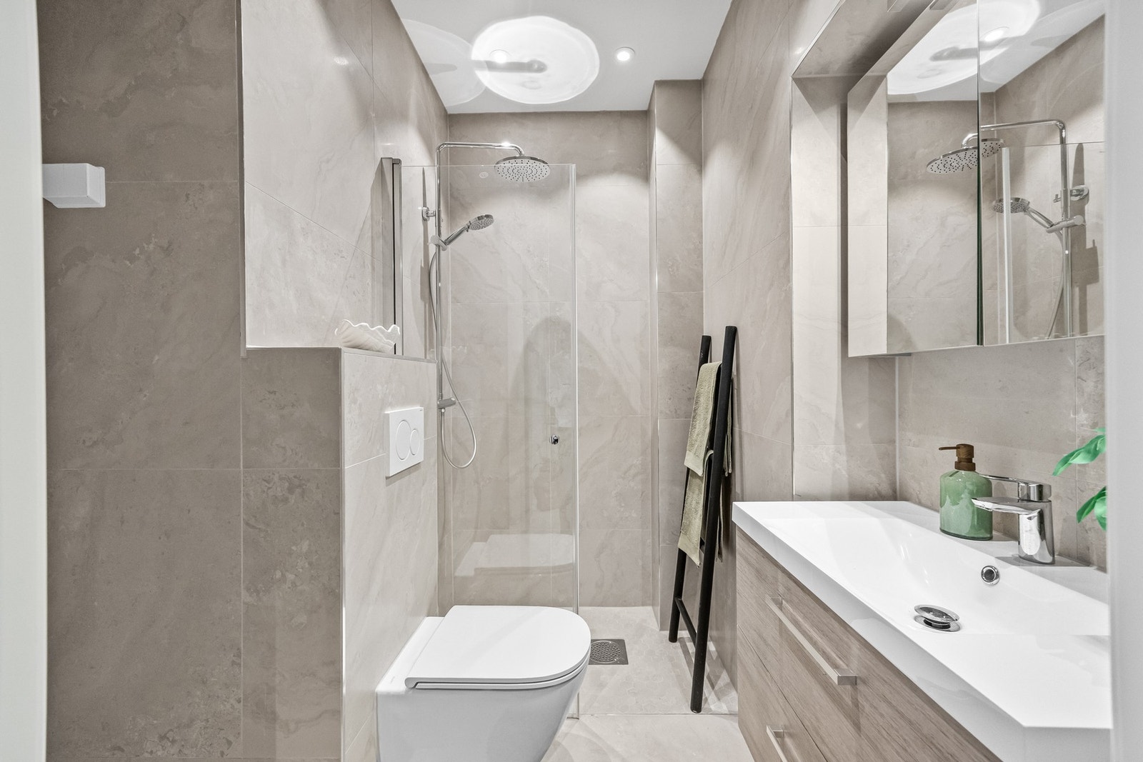 Flislagt gulv med varmekabler. Dusj med regndusj og vegghengt toalett. Galleribilde