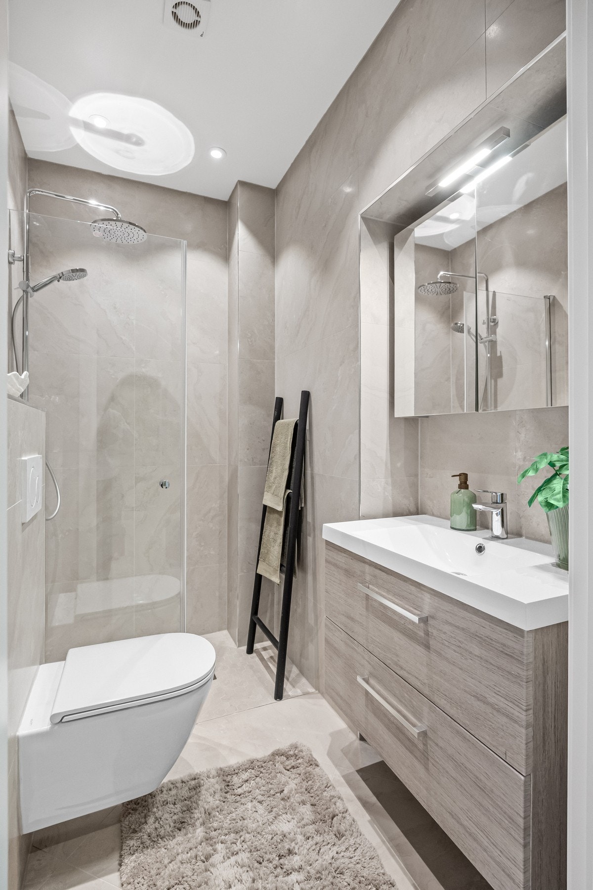 Vegghengt servant med skuffløsning under for oppbevaring. Galleribilde