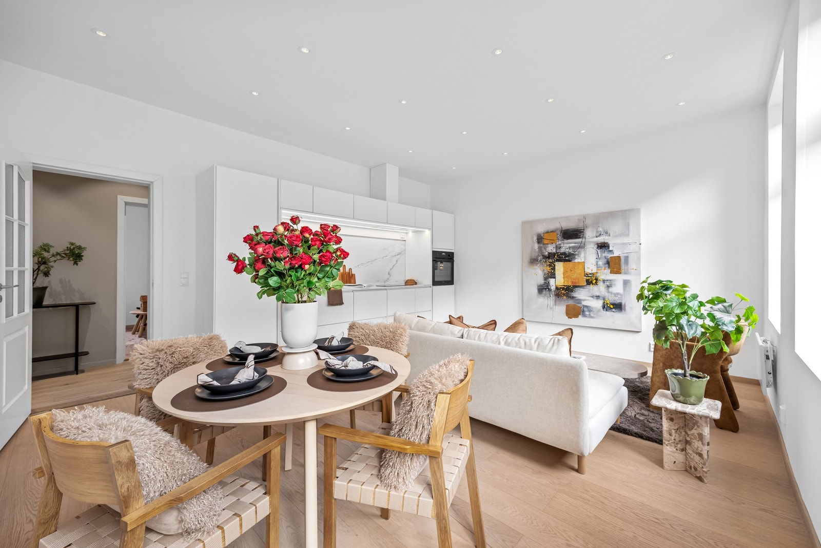 Belysning i takhimling, samt en-stavs laminatgulv. Galleribilde