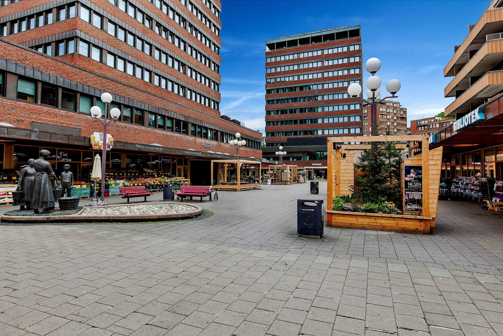 Tøyen Torg består blant annet av spisesteder, dagligvarebutikker og Deichman bibliotek. Galleribilde