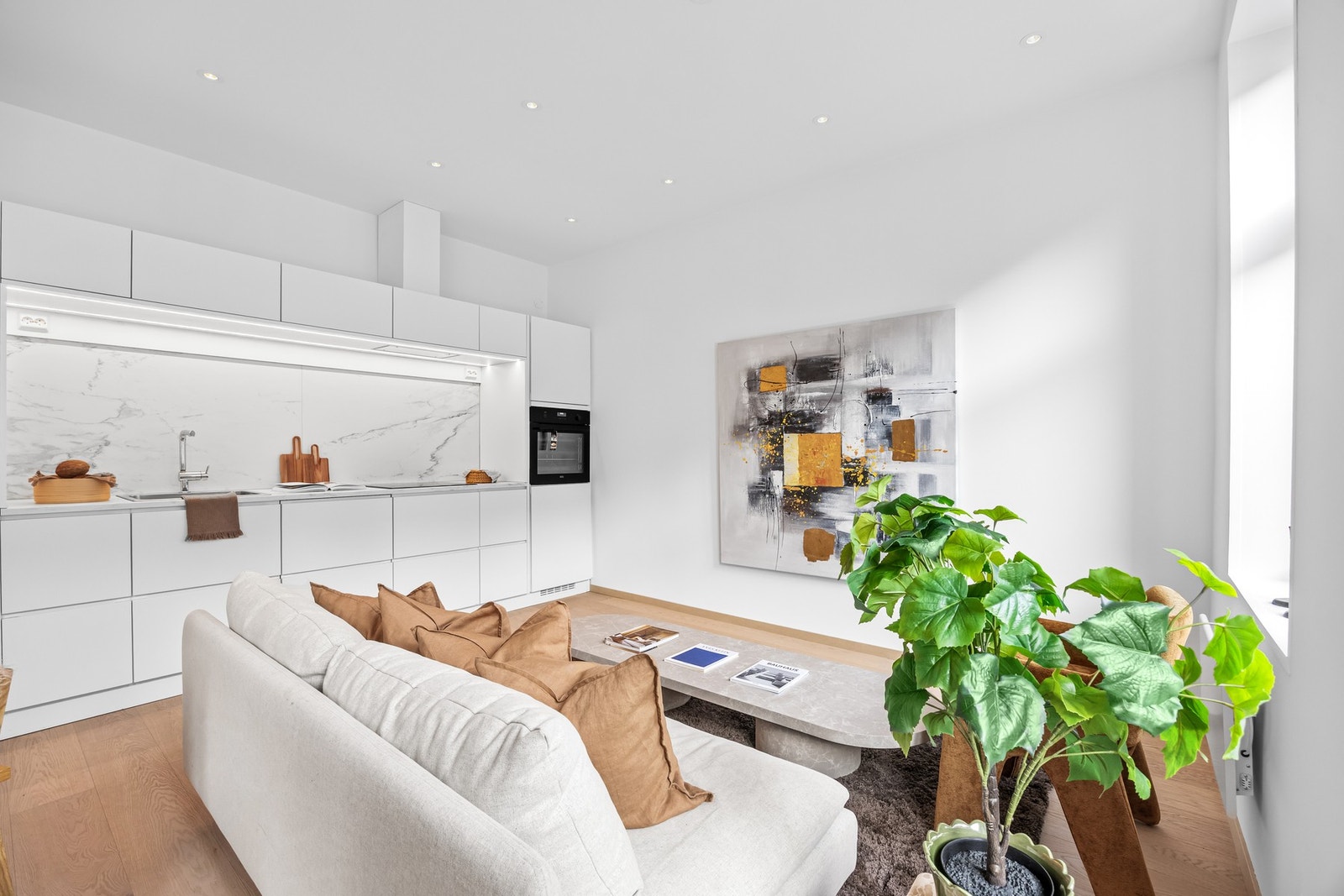 Det kan møbleres med hjørnesofa, stuebord, bokhyller, TV-møblement spisebord og annet interiør passende din stil. Galleribilde