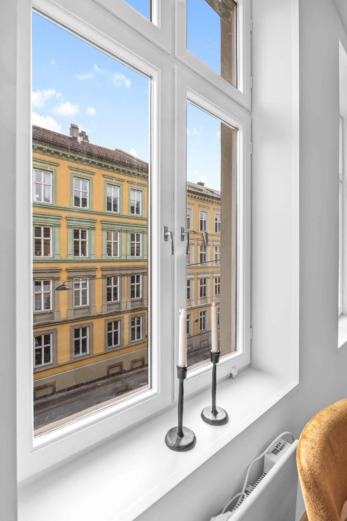 Rommet har tre store vinduer som slipper inn naturlig dagslys inn. Galleribilde