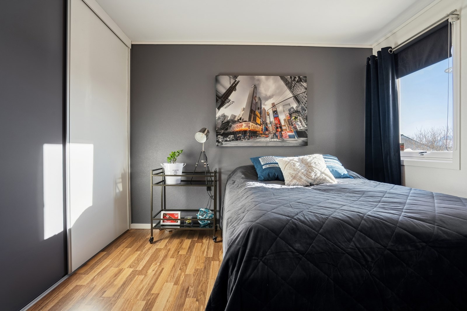 Soverom 2 - Romslig soverom med plass til seng og nattbord samt garderobeløsning Galleribilde