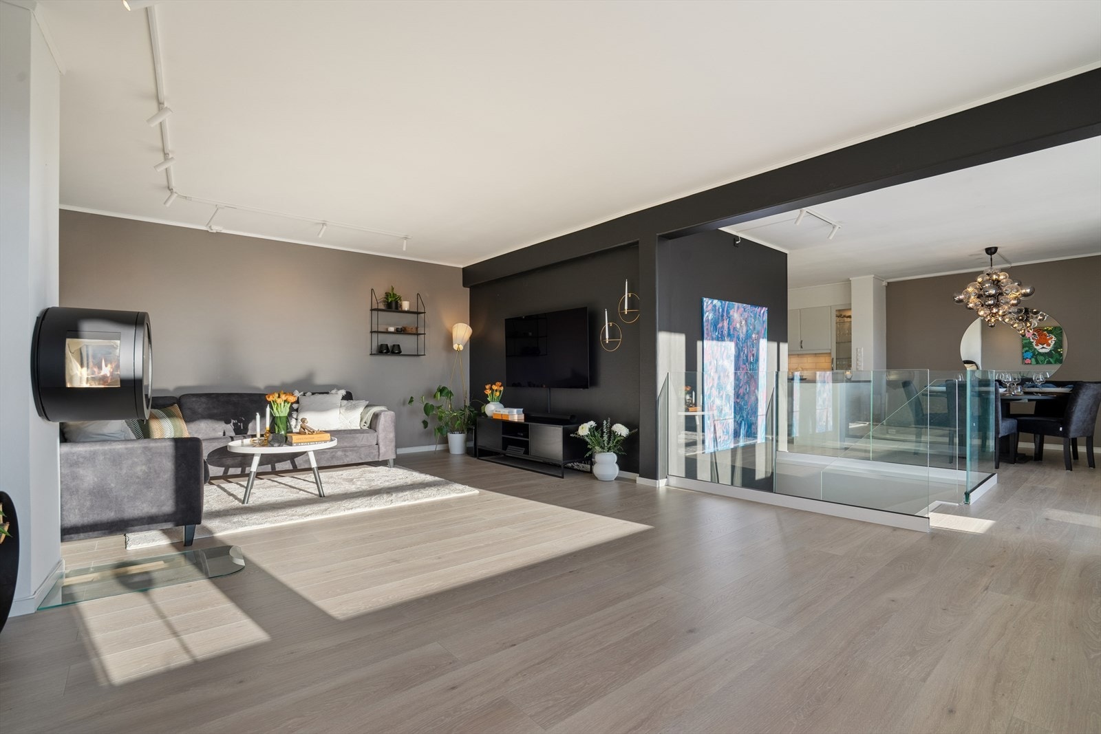 Nydelig glassrekkverk montert i 2024. Galleribilde