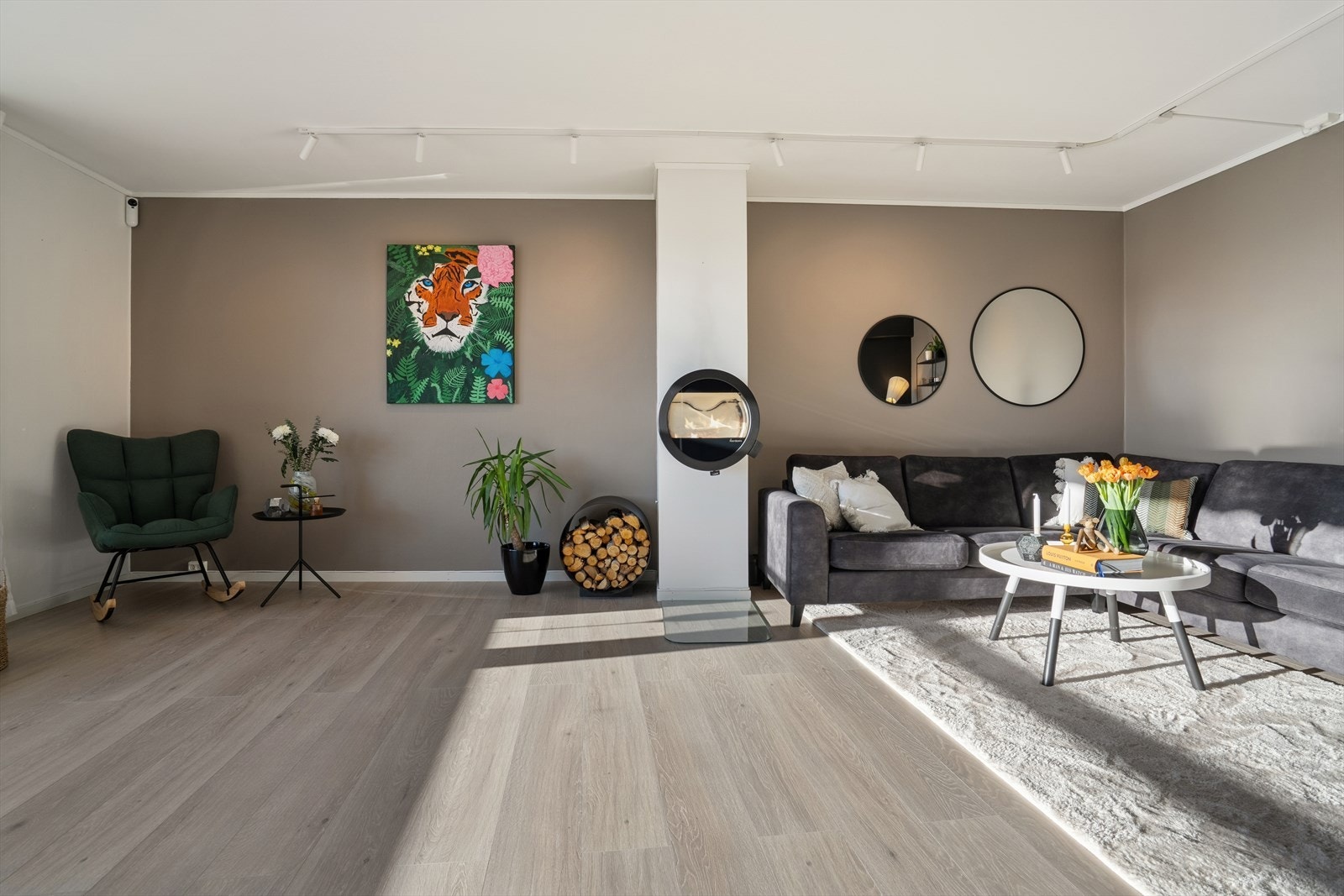 Her har man også et ildsted som varmer godt på vintertid Galleribilde