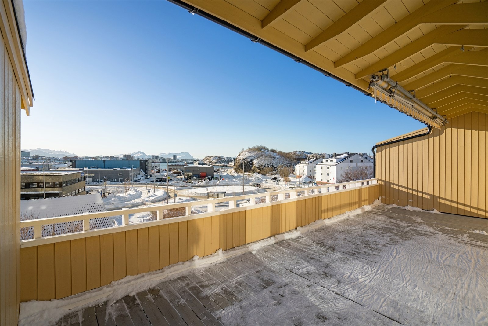 Balkongen er romslig med god plass til utemøbler og grill Galleribilde