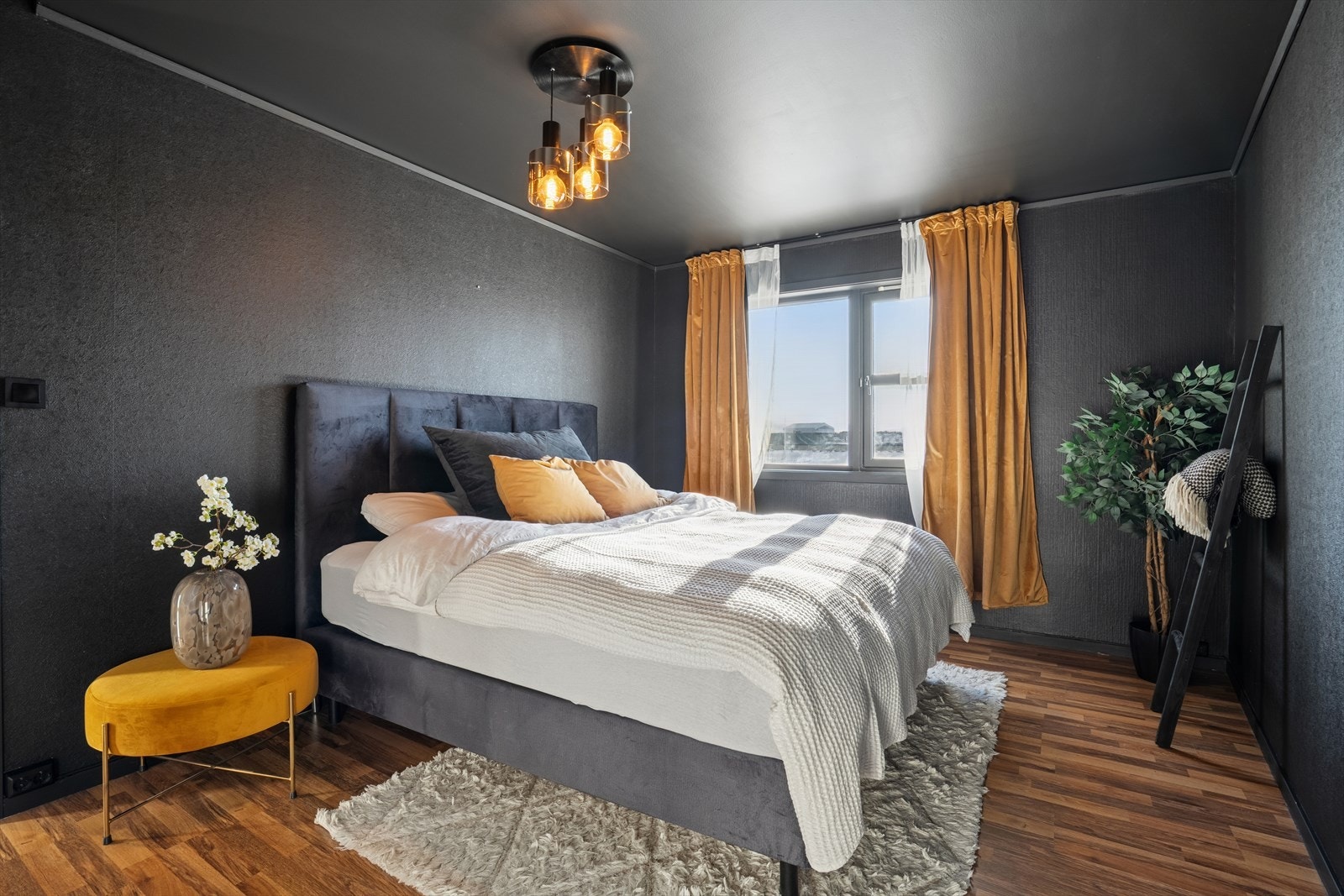 Hovedsoverommet er utført i mørke, lune fargetoner som skaper en rolig og behagelig atmosfære Galleribilde