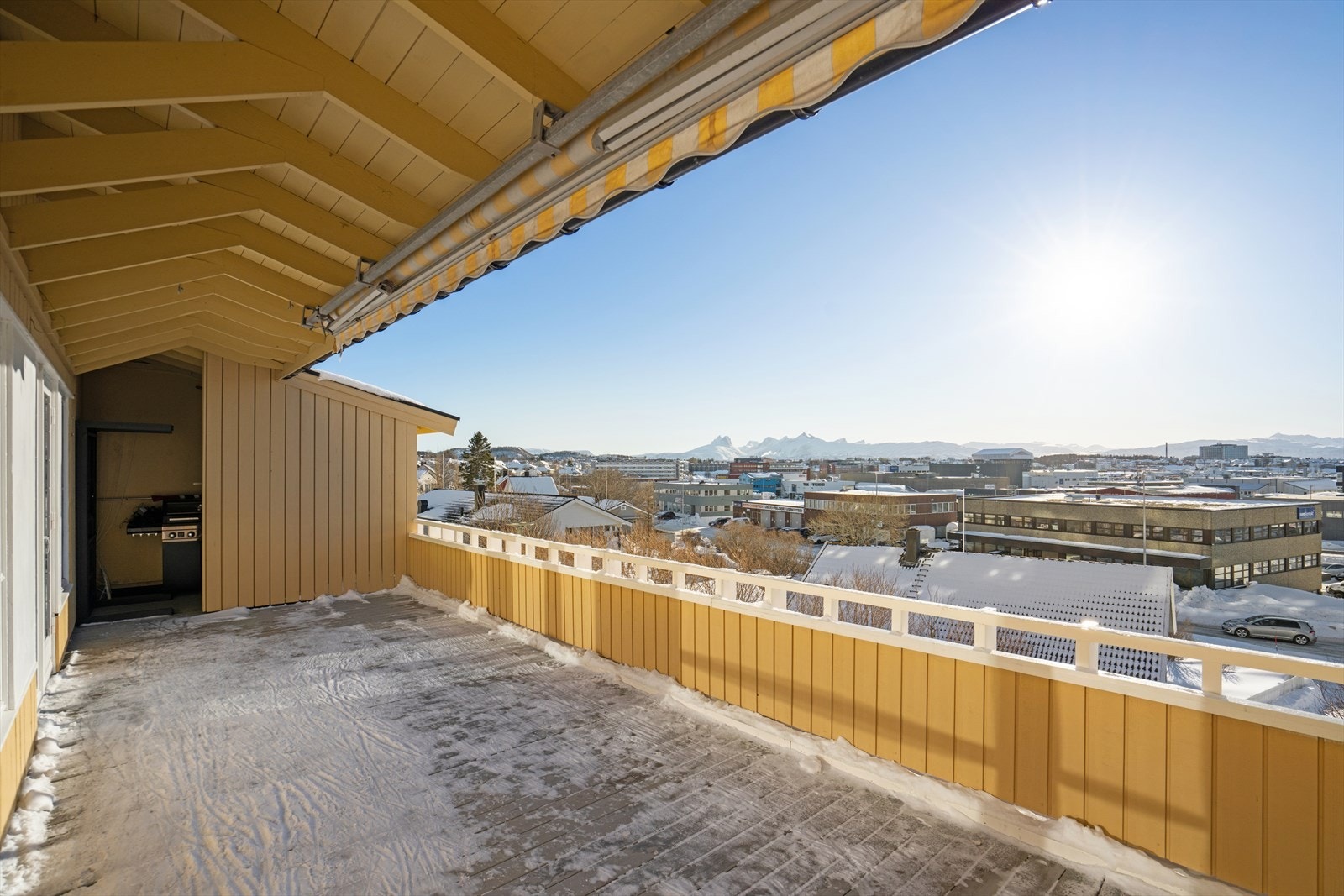 Det er utebod på balkongen Galleribilde