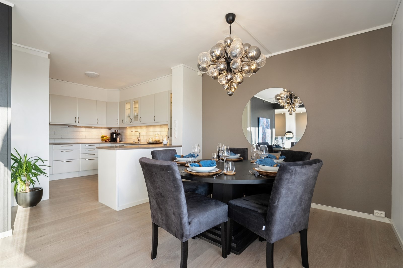 Spisestuen har god plassering foran kjøkkenet med åpen løsning og praktisk plass til spisegruppe Galleribilde