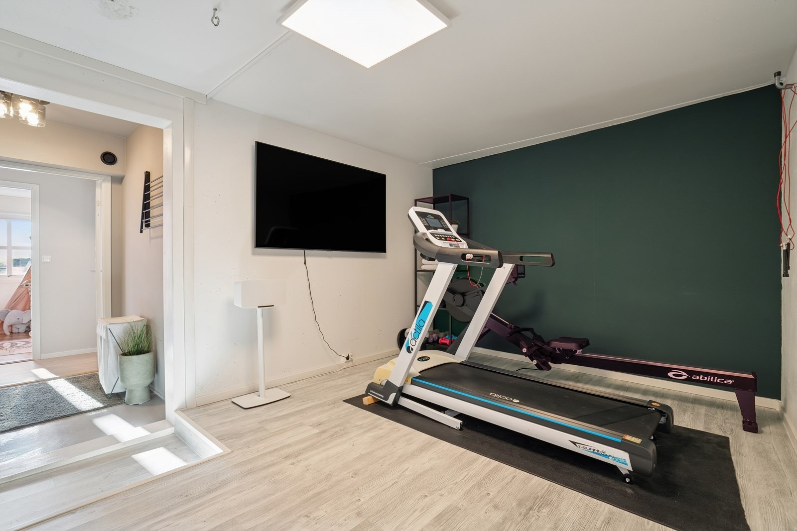 Fra vaskerommet har man praktisk adkomst til to boder. Den ene boden er i dag brukt som treningsrom, og kan enkelt tilpasses andre behov dersom ønskelig. Den andre boden benyttes til oppbevaring Galleribilde