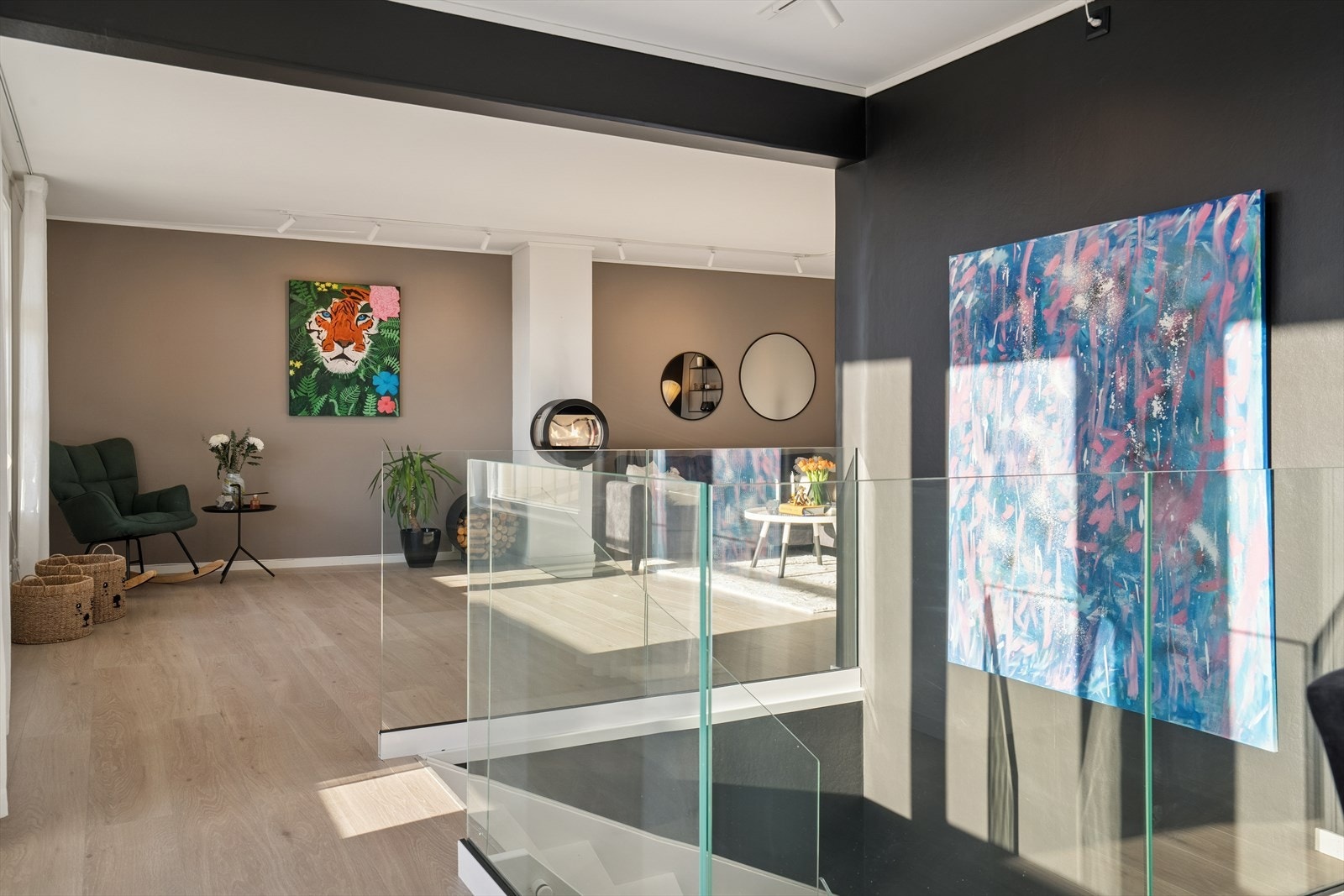 Via trappeoppgang kommer man til boligens 2. etasje. Her har man en åpen løsning mellom stue, spisestue og kjøkken Galleribilde