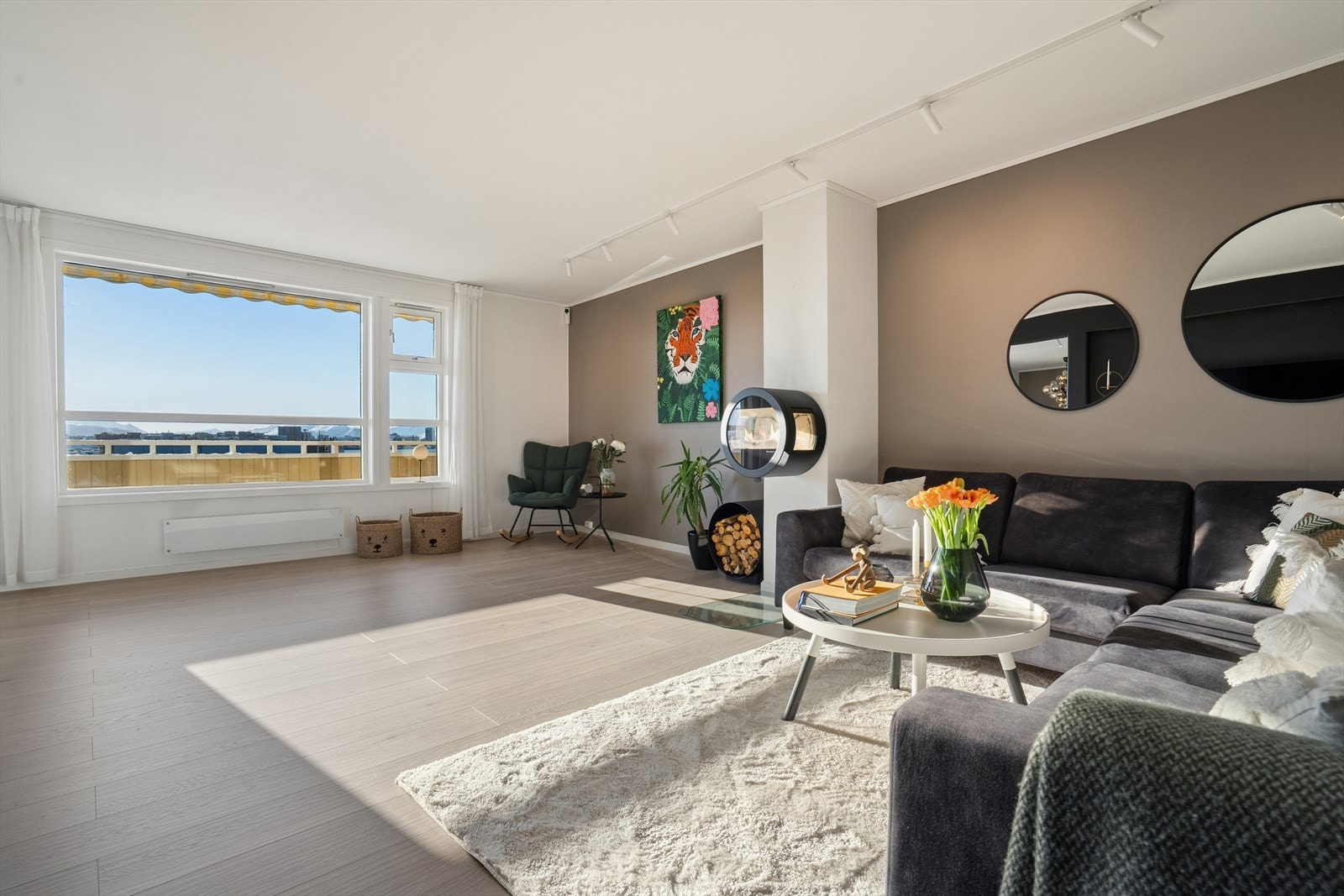 Åpen og fin stue med fleksible møbleringsmuligheter Galleribilde