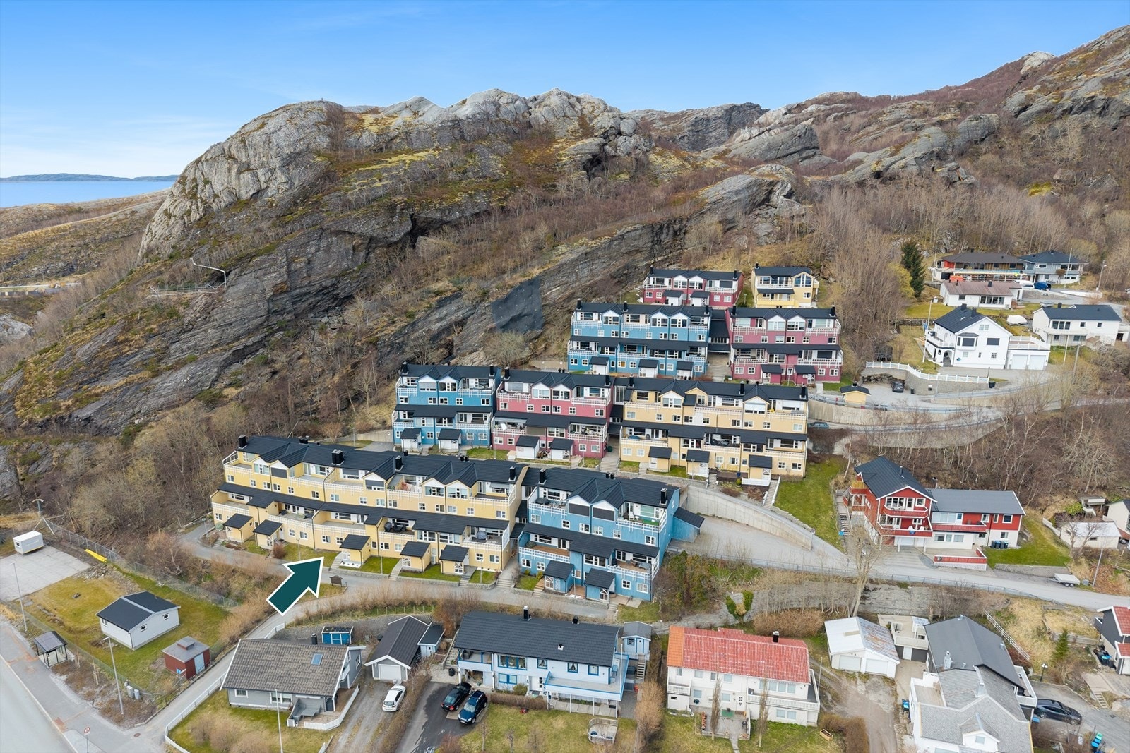 Leiligheten ligger i nederste rekke og har fantastisk utsikt over bl.a. Bodø havn og gode solforhold på den sørvedte terrassen Galleribilde