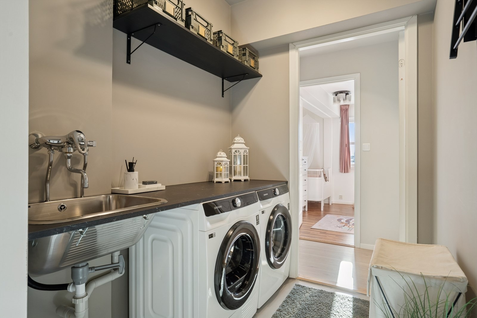 Nyoppusset vaskerom med benkeplate og nedfelt utslagsvask i stål. Galleribilde