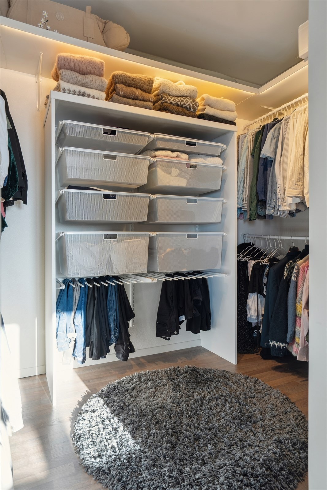 I tilknytning til soverommet finner man en praktisk walk-in garderobe som gir godt med oppbevaringsplass Galleribilde