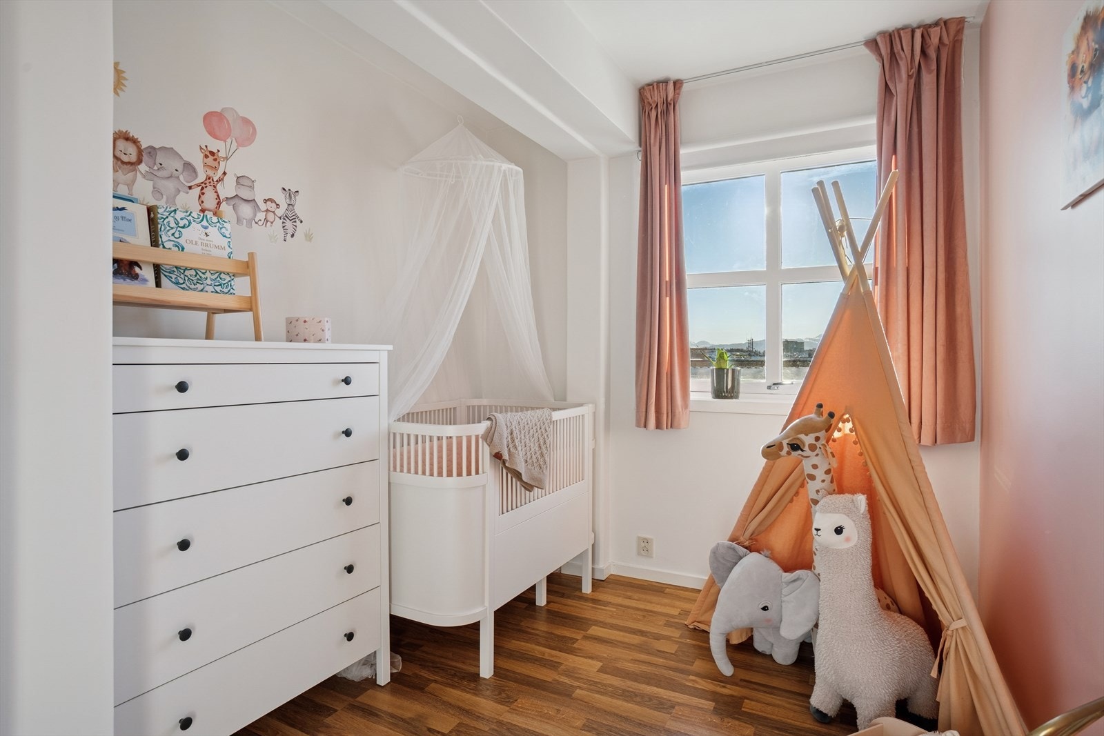 Soverom 3 - Barnerommet er noe mindre enn de andre soverommene og egner seg godt til barnerom/gjesterom/kontor Galleribilde