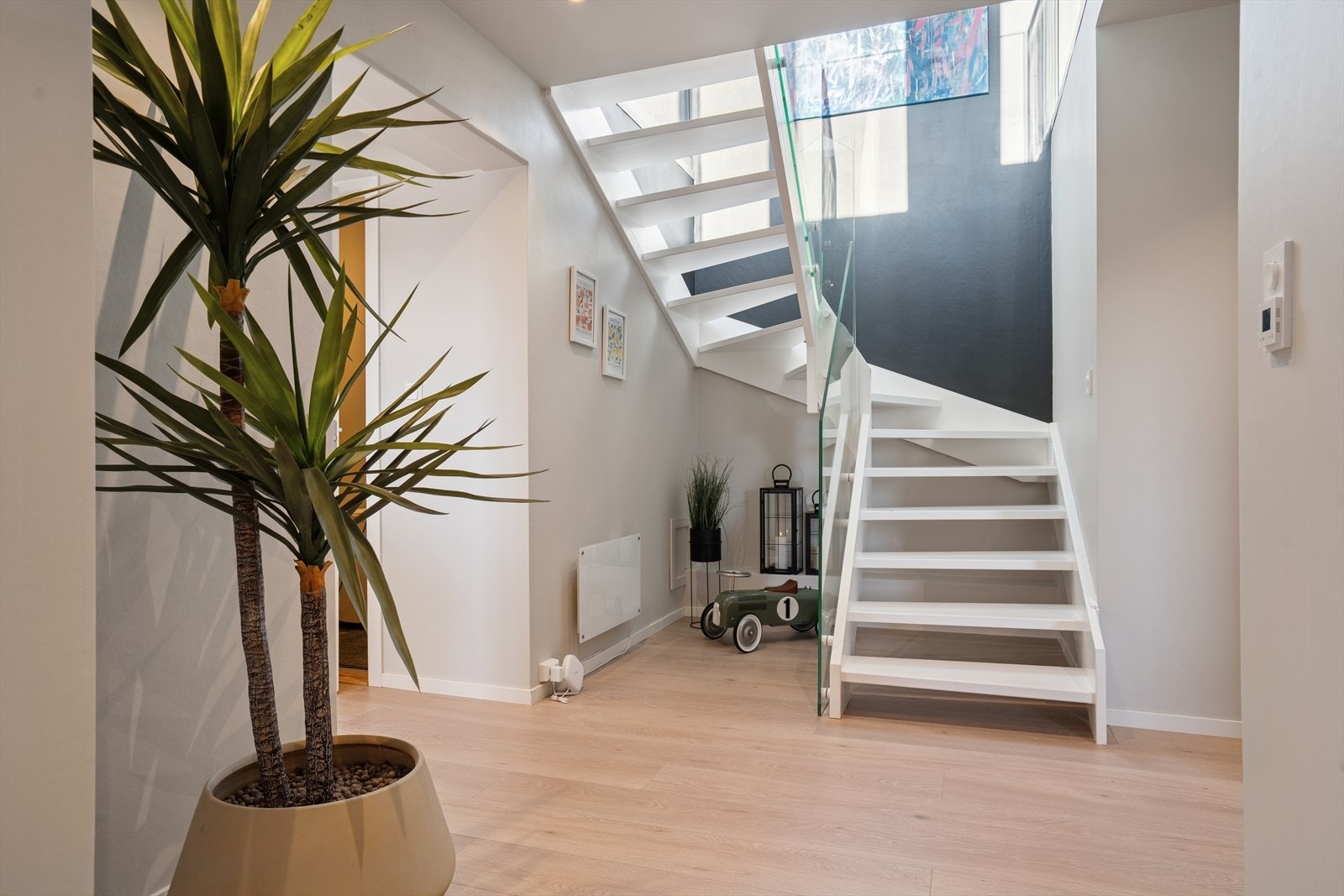 Videre kommer du til gangen som kobler sammen hele 1. etasje og trapp opp til boligens 2. etasje Galleribilde