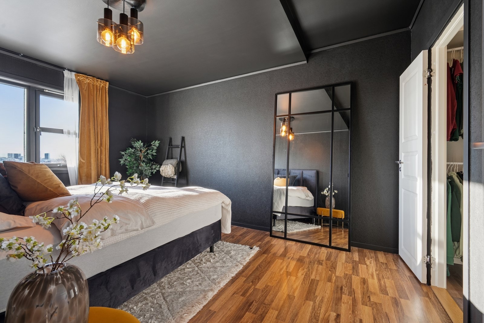 Det er god plass til seng og tilhørende nattbord Galleribilde