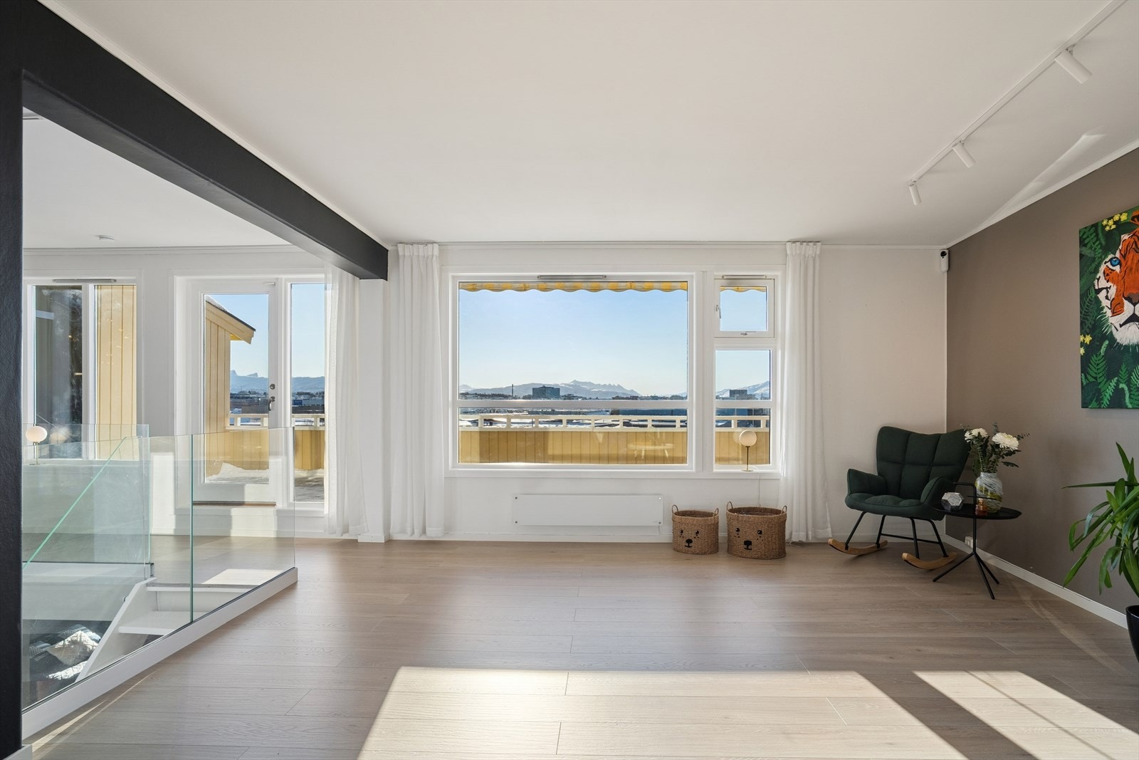 Store vindusflatei stuen som slipper inn mye naturlig lys og gir en luftig atmosfære. Galleribilde